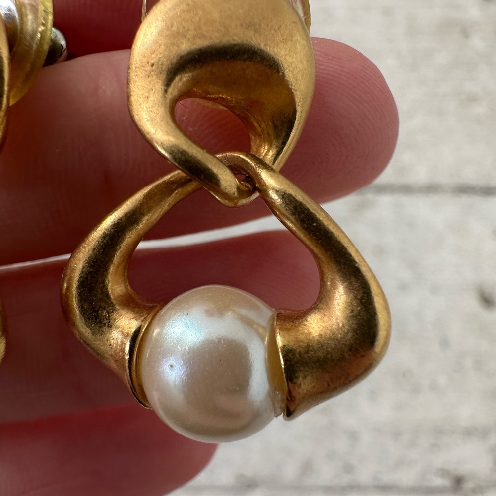 Vintage 80s Gold Tone Interlocking Faux Pearl Earrings Luxe Look - Picture 3 of 6